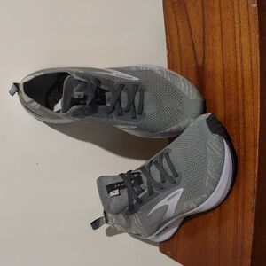 Brooks Levitate 4 Grey Blackened Pearl Medium womens size 10